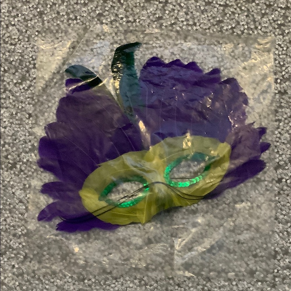 Oriental Trading Co NIP Purple Yellow and Green Feather Mask with Sequins